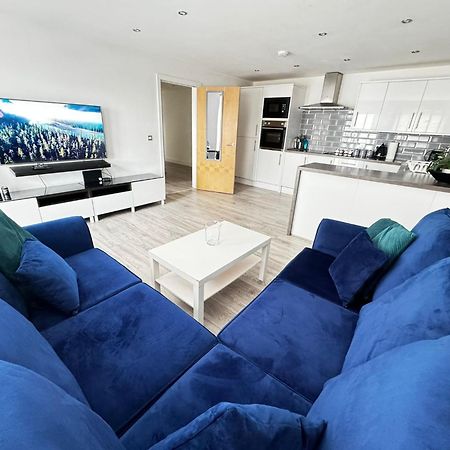 Rnm - Business Professionals Stay, Walsall City Centre, 2 Bedroom With Ensuite And Bathroom, Entire Place, Kitchen & Washroom With Amenities, Smart Tv, Easy Access, Fast Wifi, Parking Nearby, Great Transport Links Luaran gambar