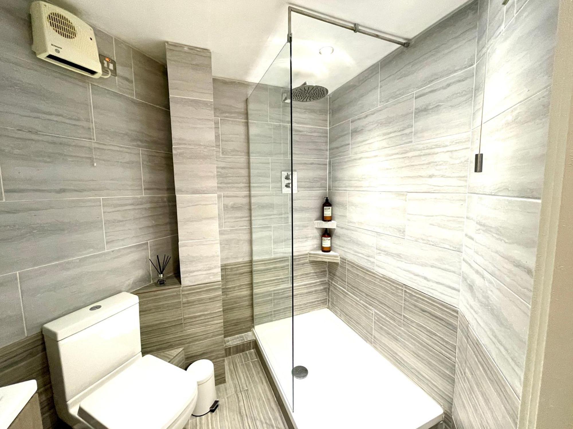 Rnm - Business Professionals Stay, Walsall City Centre, 2 Bedroom With Ensuite And Bathroom, Entire Place, Kitchen & Washroom With Amenities, Smart Tv, Easy Access, Fast Wifi, Parking Nearby, Great Transport Links Luaran gambar