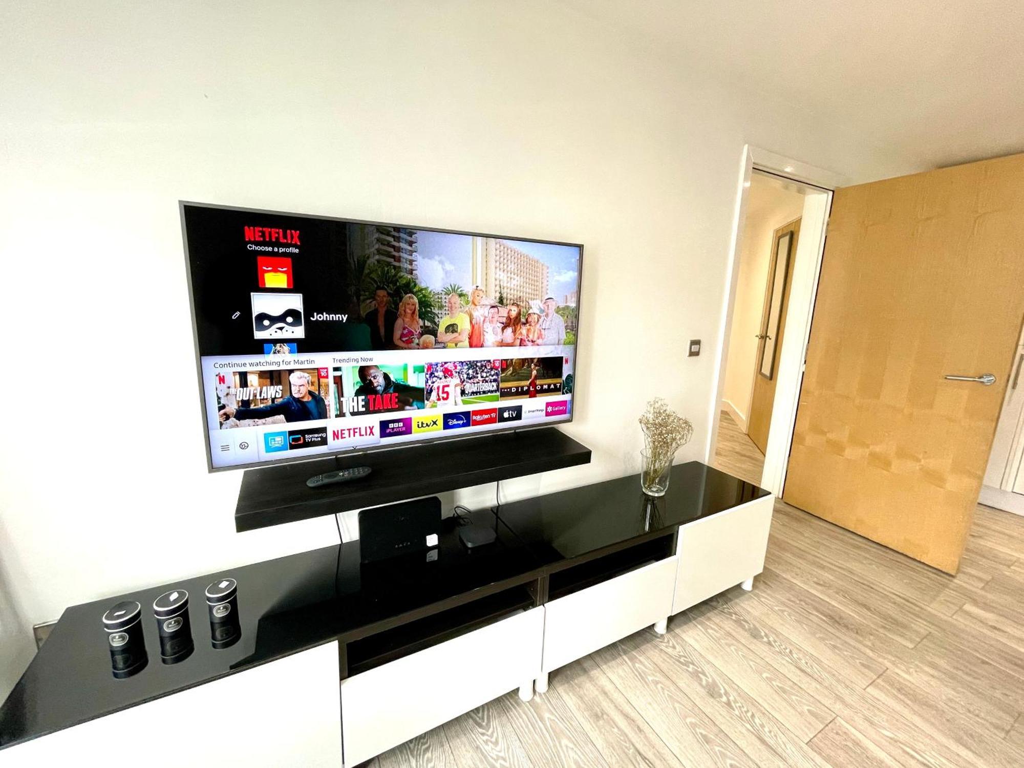 Rnm - Business Professionals Stay, Walsall City Centre, 2 Bedroom With Ensuite And Bathroom, Entire Place, Kitchen & Washroom With Amenities, Smart Tv, Easy Access, Fast Wifi, Parking Nearby, Great Transport Links Luaran gambar