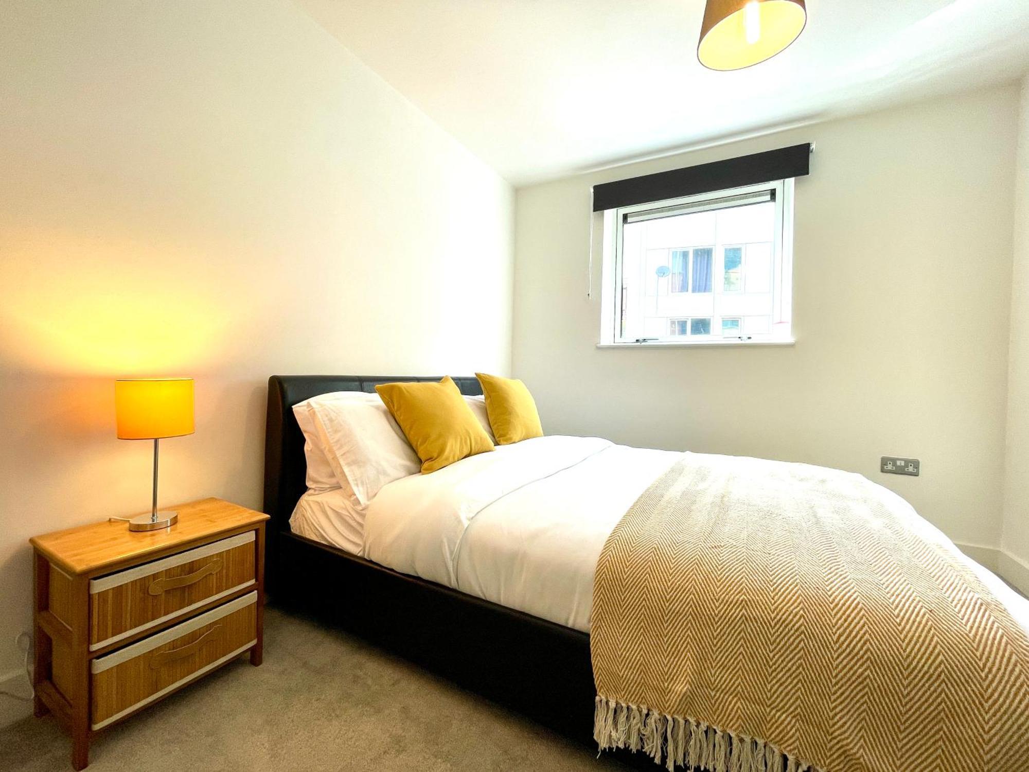 Rnm - Business Professionals Stay, Walsall City Centre, 2 Bedroom With Ensuite And Bathroom, Entire Place, Kitchen & Washroom With Amenities, Smart Tv, Easy Access, Fast Wifi, Parking Nearby, Great Transport Links Luaran gambar