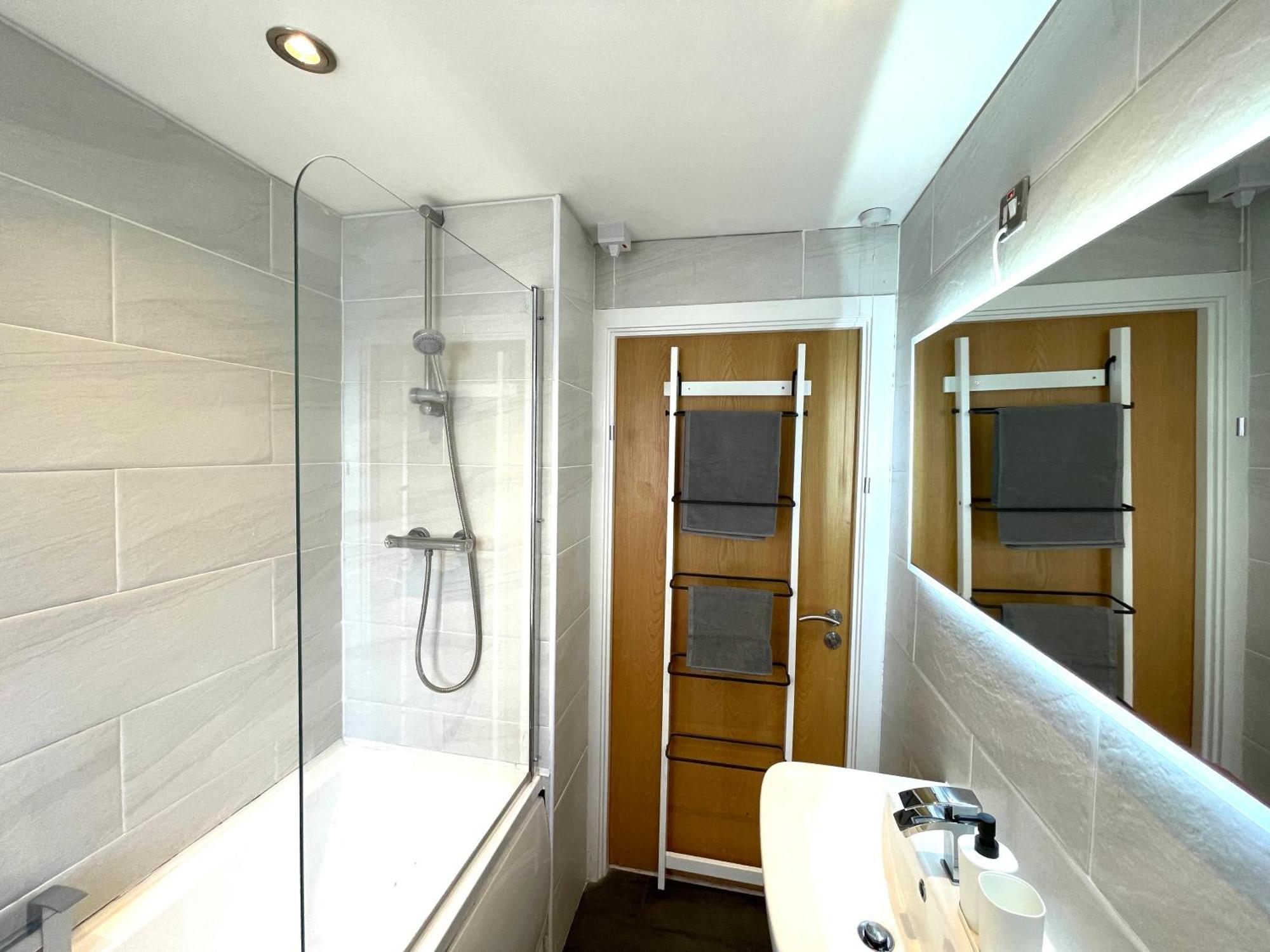 Rnm - Business Professionals Stay, Walsall City Centre, 2 Bedroom With Ensuite And Bathroom, Entire Place, Kitchen & Washroom With Amenities, Smart Tv, Easy Access, Fast Wifi, Parking Nearby, Great Transport Links Luaran gambar