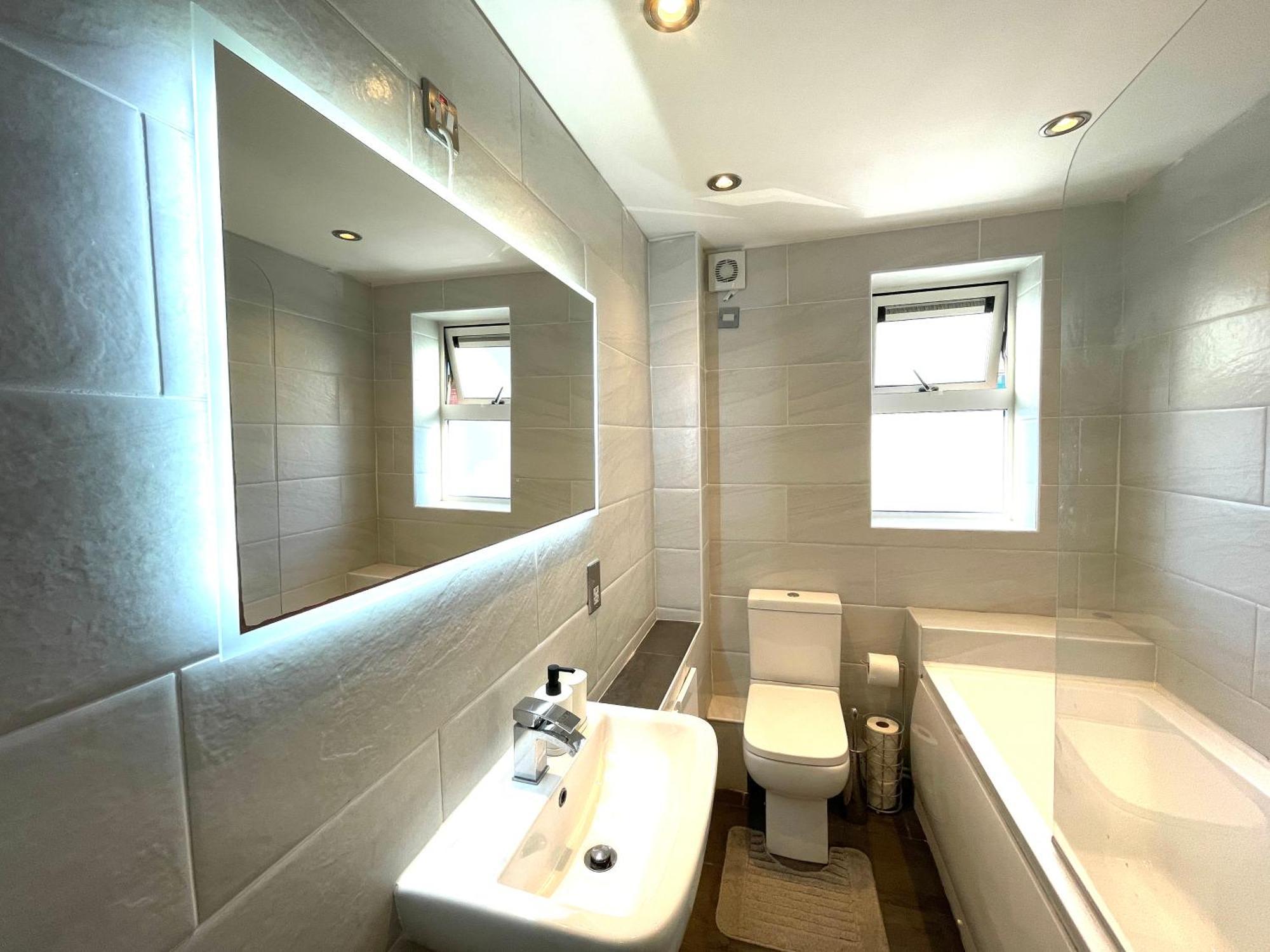 Rnm - Business Professionals Stay, Walsall City Centre, 2 Bedroom With Ensuite And Bathroom, Entire Place, Kitchen & Washroom With Amenities, Smart Tv, Easy Access, Fast Wifi, Parking Nearby, Great Transport Links Luaran gambar