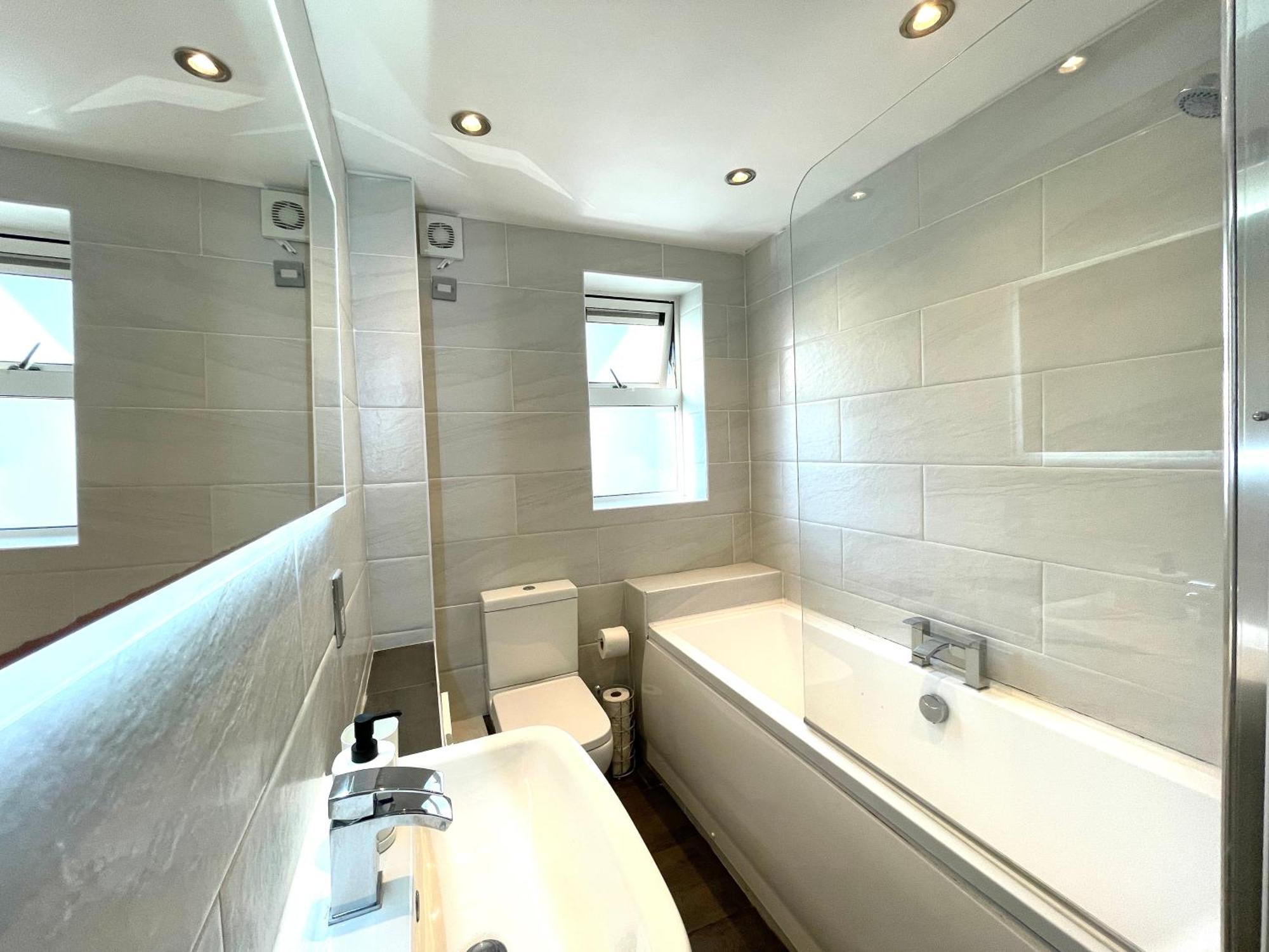 Rnm - Business Professionals Stay, Walsall City Centre, 2 Bedroom With Ensuite And Bathroom, Entire Place, Kitchen & Washroom With Amenities, Smart Tv, Easy Access, Fast Wifi, Parking Nearby, Great Transport Links Luaran gambar