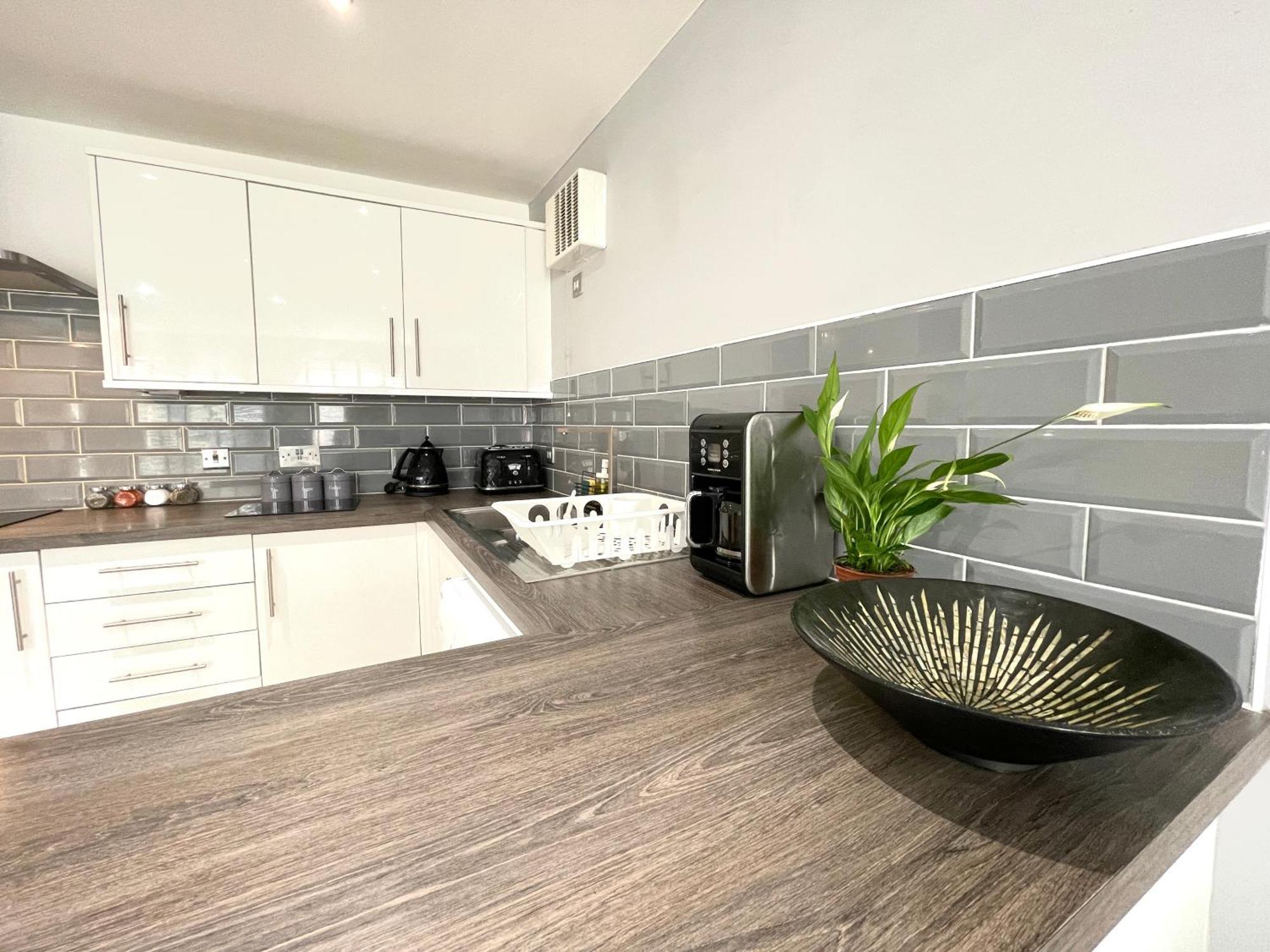 Rnm - Business Professionals Stay, Walsall City Centre, 2 Bedroom With Ensuite And Bathroom, Entire Place, Kitchen & Washroom With Amenities, Smart Tv, Easy Access, Fast Wifi, Parking Nearby, Great Transport Links Luaran gambar
