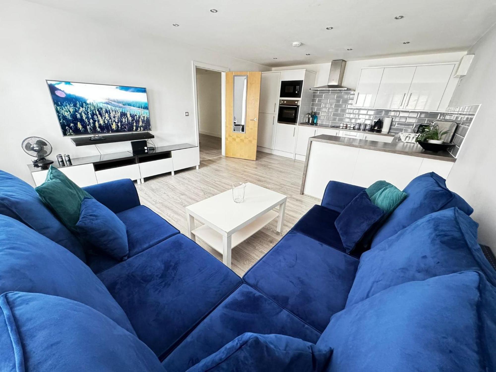 Rnm - Business Professionals Stay, Walsall City Centre, 2 Bedroom With Ensuite And Bathroom, Entire Place, Kitchen & Washroom With Amenities, Smart Tv, Easy Access, Fast Wifi, Parking Nearby, Great Transport Links Luaran gambar